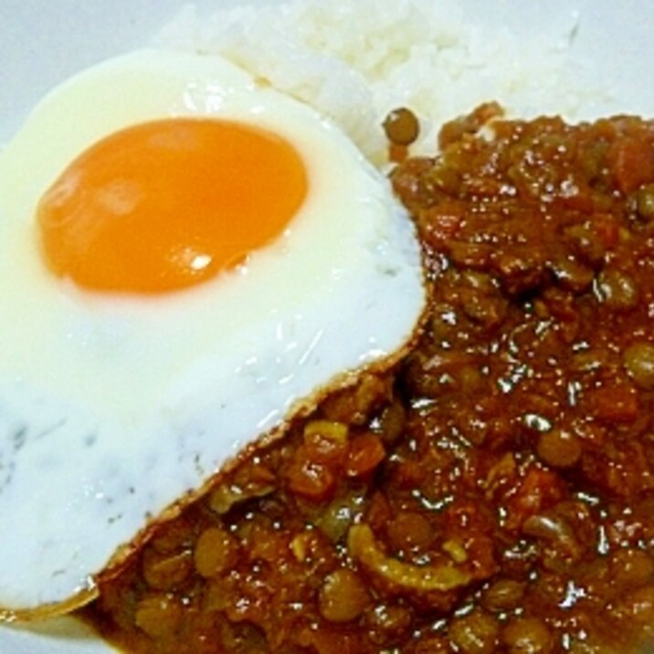 鶏肉と豆と野菜のカレー　目玉焼きのっけ